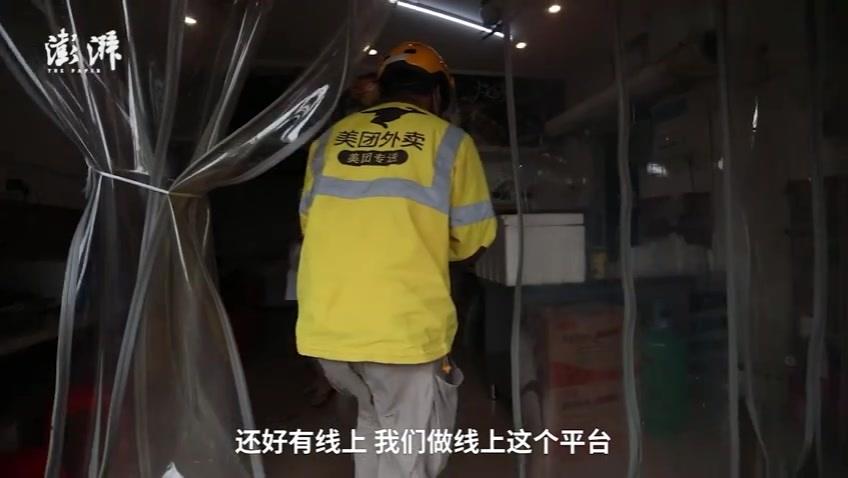 【疫情期潜入商场吃住半个月,疫情期间吃住在单位】